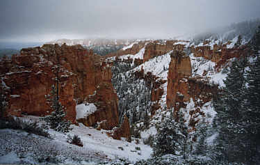 Bryce Canyon bei grauem Winter-Himmel